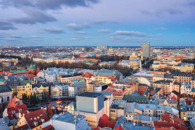 Riga şehir panoraması kırmızı çatılı günbatımı döşer