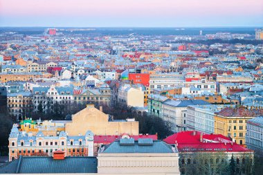 Günbatımı Panorama Riga kasaba ve kırmızı çatı kiremitleri