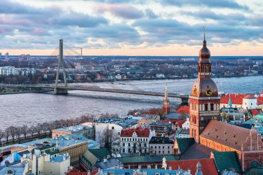 Riga eski kasaba Dome Cathedral ve Daugava Nehri günbatımı