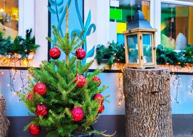 Riga piyasada Noel Noel ağacı ve sokak fener