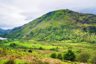 Güzel panoramik zinciri dağlar Snowdonia Milli Parkı İngiltere'de