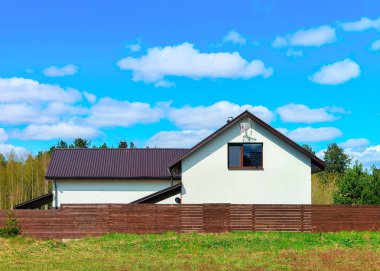 Çit ve avlu ile modern yazlık ev