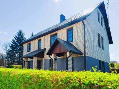 Avlu ve modern kır evi