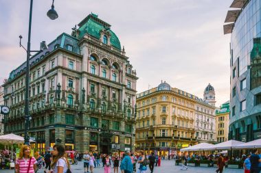 İnsanlar tarafından eski Viyana şehir içinde yürüyüş