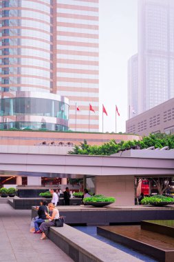 Hong Kong Exchange Meydanı'nda insanlar sis sırasında