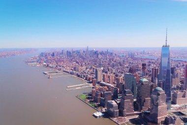 Manhattan ve New York'ta Hudson Nehri üzerinde havadan görünümü