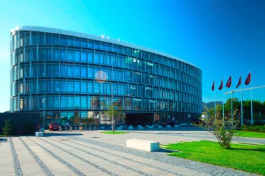 Modern çelik ve cam forum gökdelen mimarisi