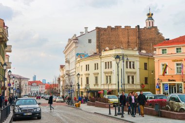 Turistler ve Vilnius tarihi merkezinde iyi binalar