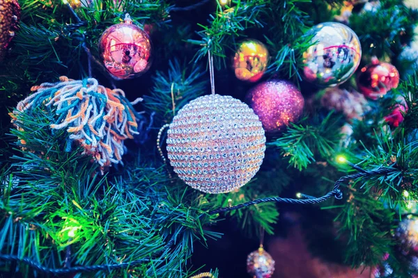 Bola na árvore de Natal em Riga — Fotografia de Stock