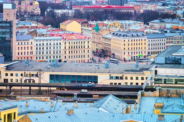 Stadsbilden i Riga stad med järnvägs station — Stockfoto