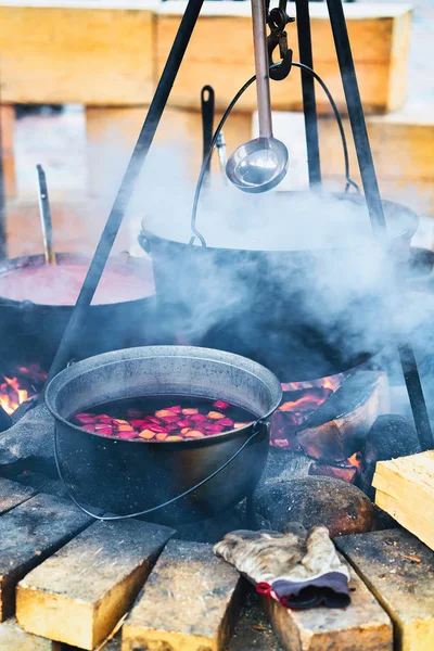 Glühwein zum Verkauf auf dem Weihnachtsmarkt — Stockfoto