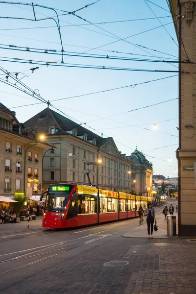 Запуск трамвая и людей в Casinoplatz в Берне вечером — стоковое фото