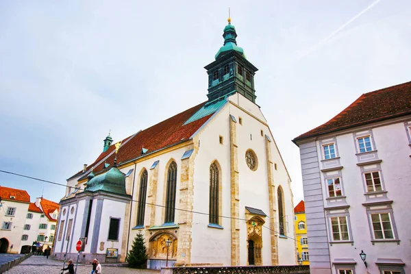 Graz katedrála budova ve městě Graz v Rakousku s vánoční stromeček — Stock fotografie