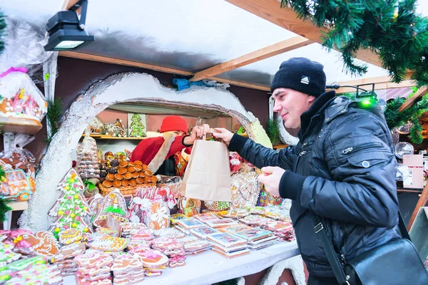 Homem na barraca no Mercado de Natal em Dome Square Riga — Fotografia de Stock