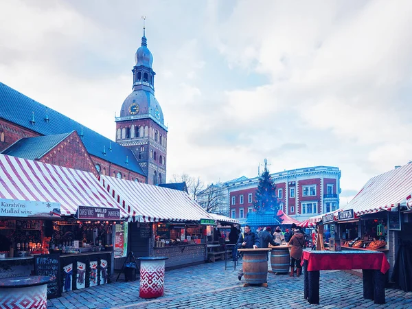 Menschen auf Weihnachtsmarkt am Domplatz in Riga — Stockfoto