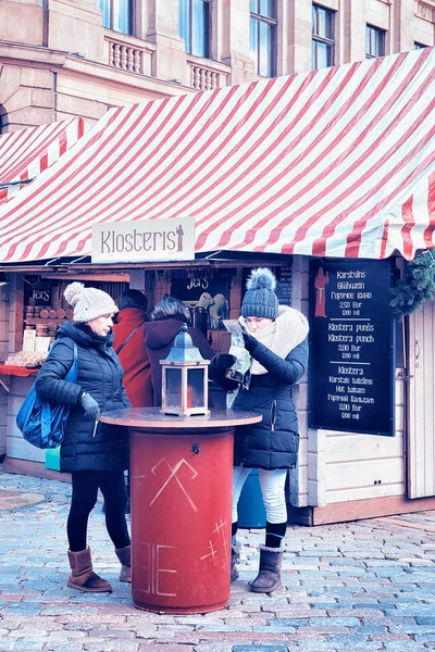 Toeristen met plattegrond van de stad op kerst markt Dome Square Riga — Stockfoto