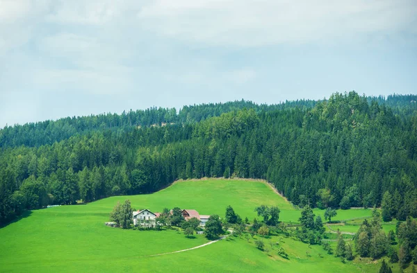 By med hus i alpina berg i Österrike sommaren — Stockfoto