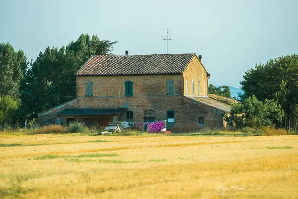 Villaggio casa e campo Austria estate — Foto Stock