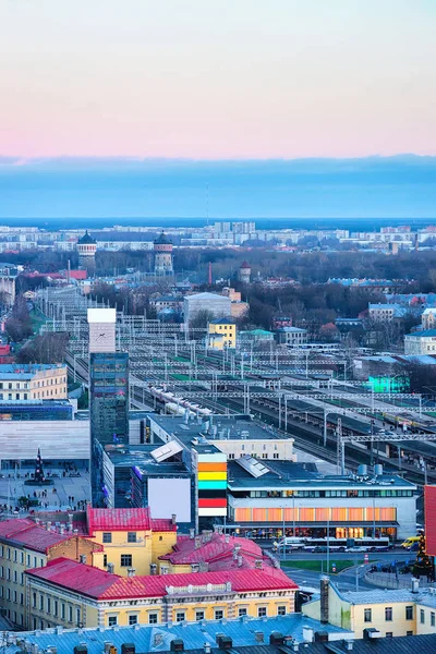 Riga óvárosában található napnyugtakor vörös tetőcserepek — Stock Fotó