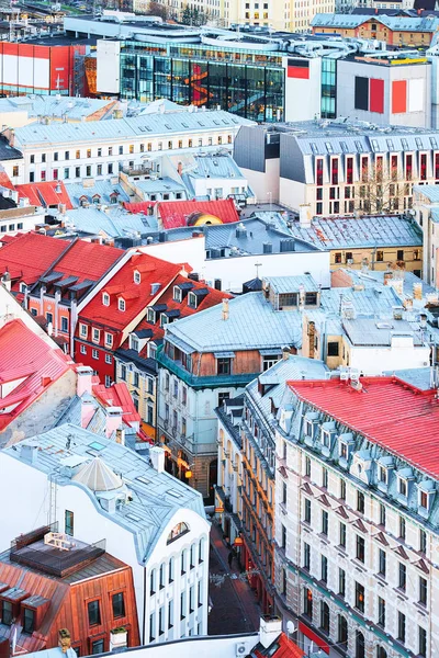 Ciudad Vieja de Riga con techo rojo azulejos puesta del sol —  Fotos de Stock