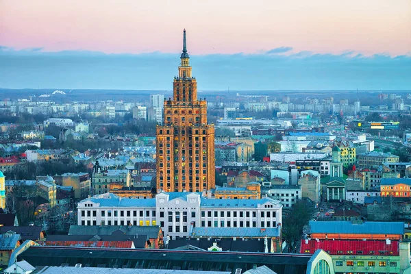 Lettiska akademin av vetenskaper i Riga kvällen — Stockfoto