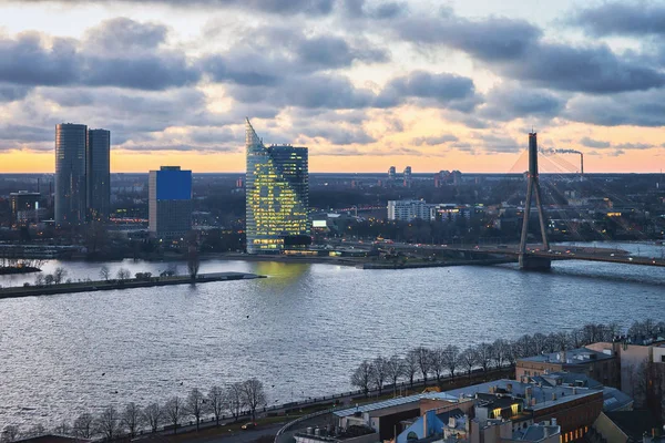 El centro de Riga y el puente Vansu sobre el río Daugava al atardecer —  Fotos de Stock