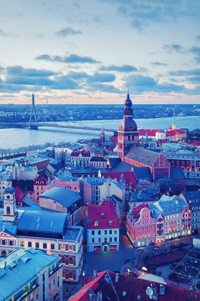 Riga eski şehir Dome Katedrali Daugava Nehri günbatımı — Stok fotoğraf