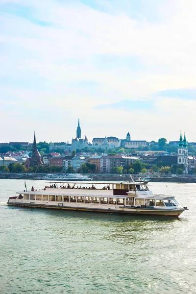 Tuna Nehri ve Buda şehir dolgu Macaristan Budapeşte feribot — Stok fotoğraf