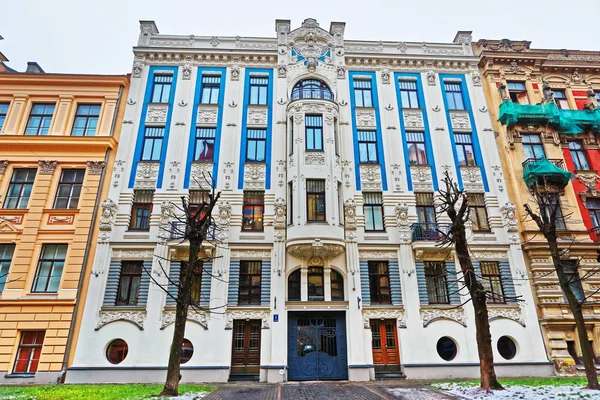 Edificio de decoración con Jugend o diseño de estilo moderno Riga Letonia — Foto de Stock