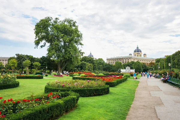 Pessoas Jardim parque em Hofburg Palace em Viena — Fotografia de Stock