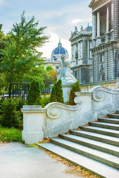 奥地利维也纳 Burggarten 楼梯丘比特天使雕塑 — 图库照片