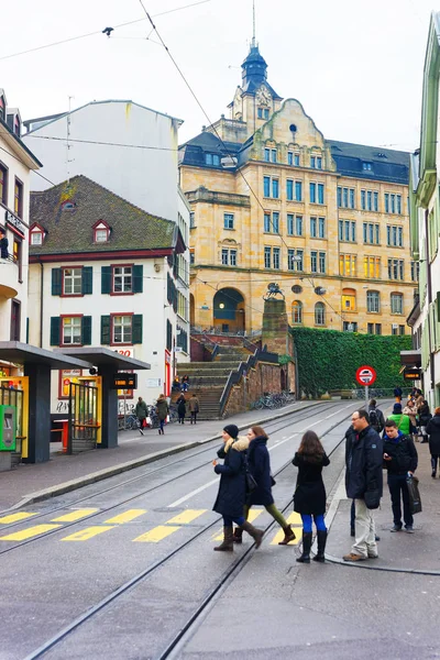 Vue sur la rue dans la vieille ville de Bâle Suisse — Photo