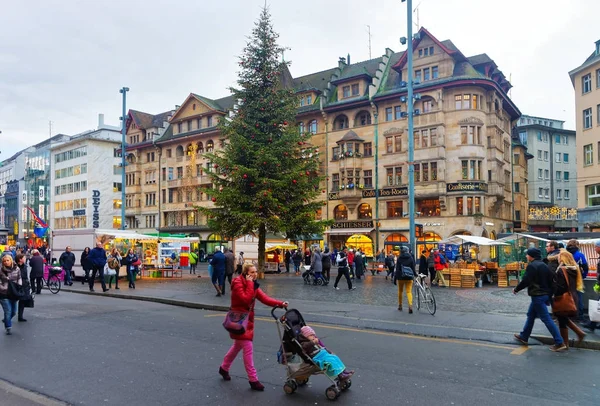 Vistas a la calle Marktplatz en el casco antiguo de Basilea Suiza — Foto de Stock