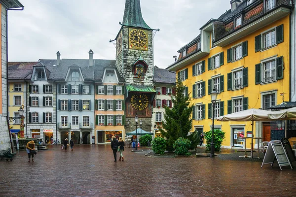 Strassenansicht zur astronomischen Uhr am marktplatz in solothurn Schweiz — Stockfoto