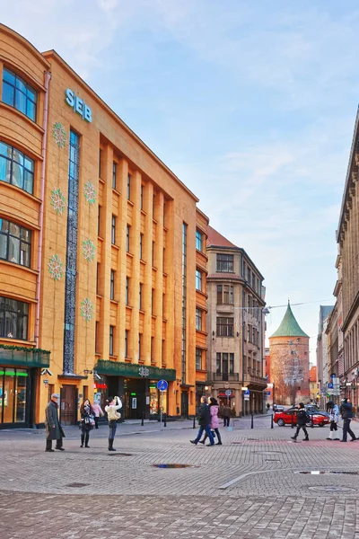İçinde Riga Riga savaş Müzesi kule sokak görünümü