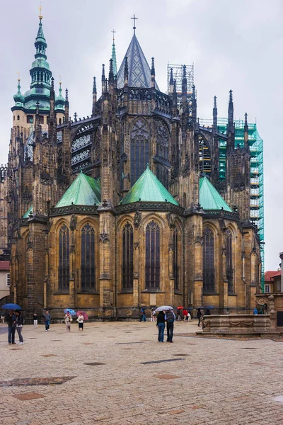 Turisták, a Szent Vitus Katedrális, a prágai vár komplex Csehország — Stock Fotó