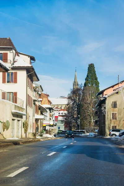 Vue de la route en ville en hiver Suisse — Photo