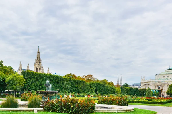 Volksgarten eller personer Garden park av Hofburg Palace Vienna — Stockfoto