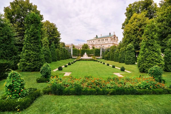 Parque Volksgarten ou Jardim Pessoas com Imperatriz Elizabeth Monumento Viena — Fotografia de Stock