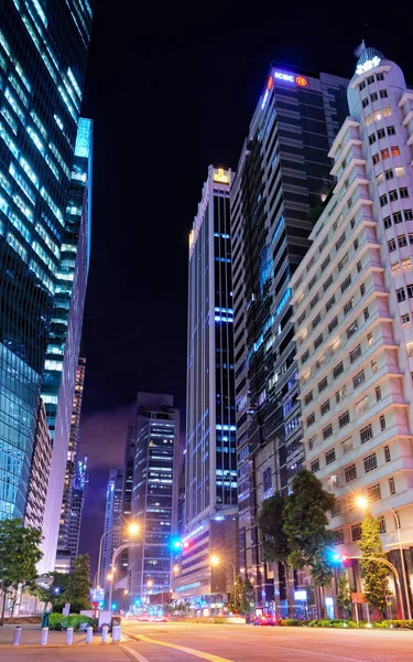 Raffles Quay Street et Singapore Stock Exchange building tard dans la soirée — Photo