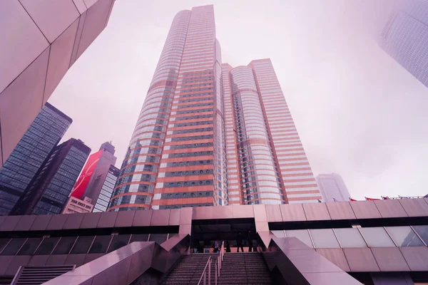 Escalera en el edificio de Hong Kong Exchange durante la niebla —  Fotos de Stock