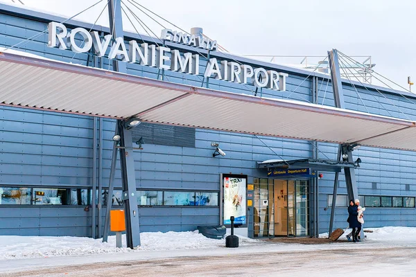 Entrada en el aeropuerto de Rovaniemi invierno — Foto de Stock