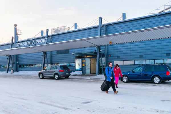 Parejas jóvenes con equipaje saliendo del aeropuerto de Rovaniemi invierno —  Fotos de Stock