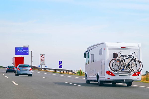 Дорога с караваном с велосипедами и автомобилями Швейцария
