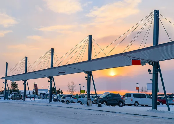 Coches en el aparcamiento en el aeropuerto de Rovaniemi invierno —  Fotos de Stock