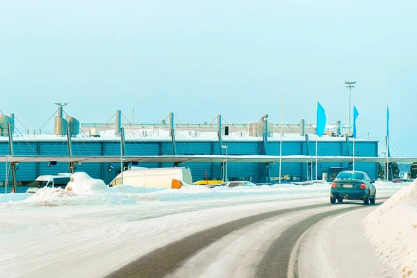 Coche en carretera en el aeropuerto de Rovaniemi en invierno —  Fotos de Stock