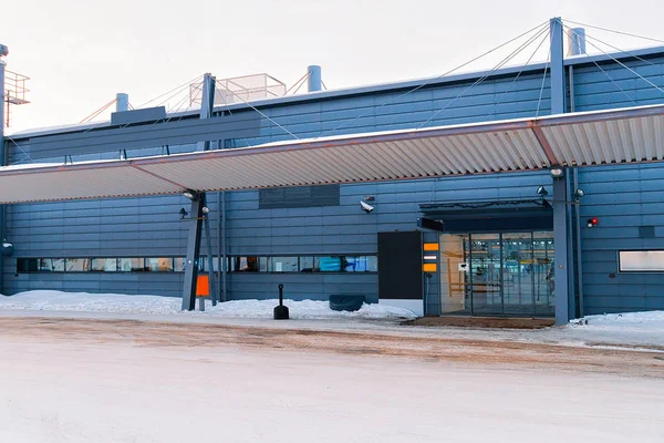 Entrada en la sala de llegada en el aeropuerto de Rovaniemi invierno —  Fotos de Stock