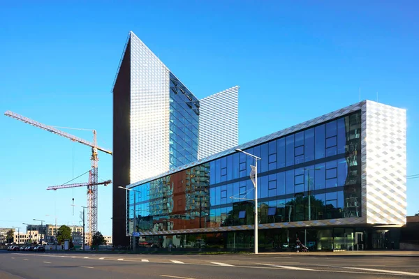 商业建筑与现代钢与玻璃摩天大楼的发展 — 图库照片