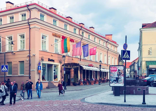 Turistas y arquitectura antigua en el centro histórico de Vilna — Foto de Stock