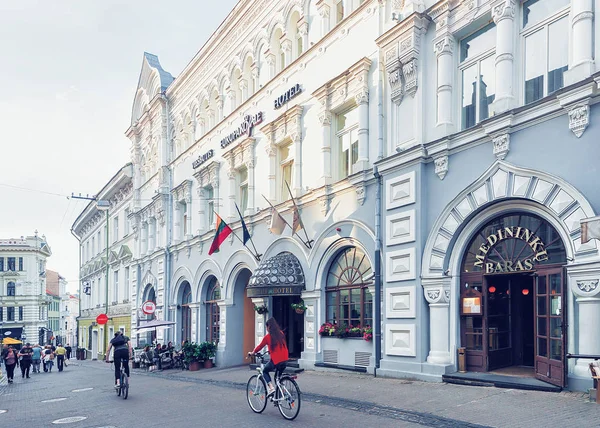 Emberek, a történelmi központ régi city Vilnius — Stock Fotó